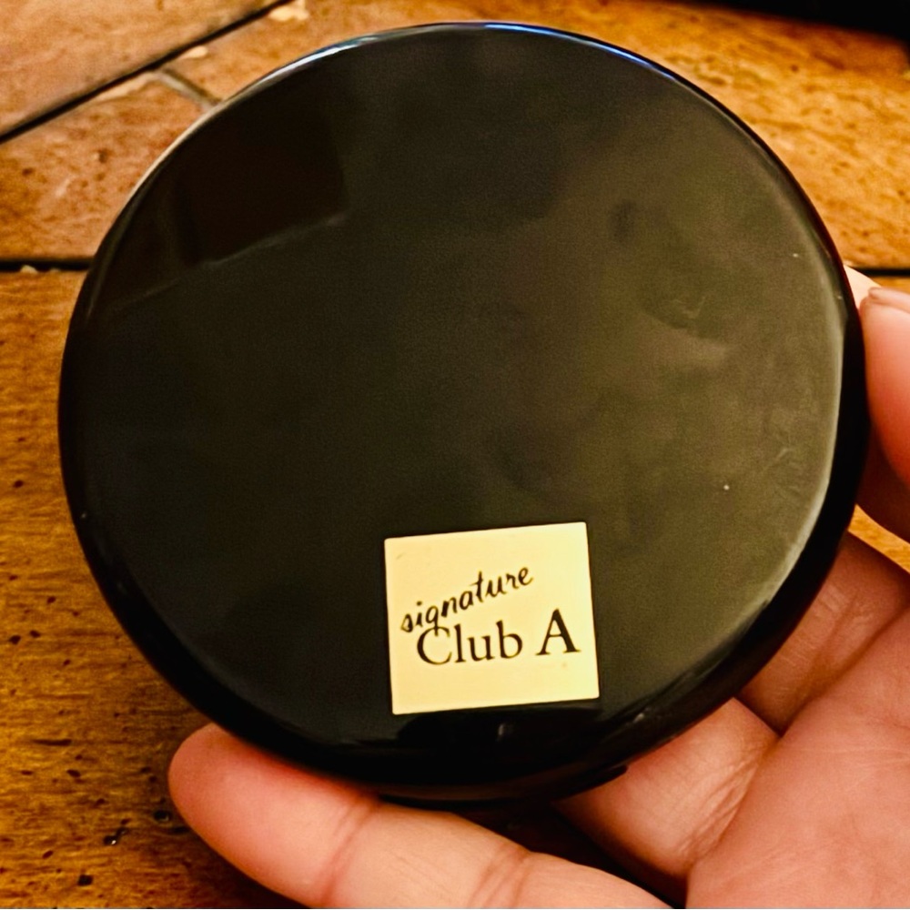 Signature Club A Crystal Facets Eyeshadow Compact